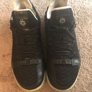 Labron James  glow in the dark basketball shoes